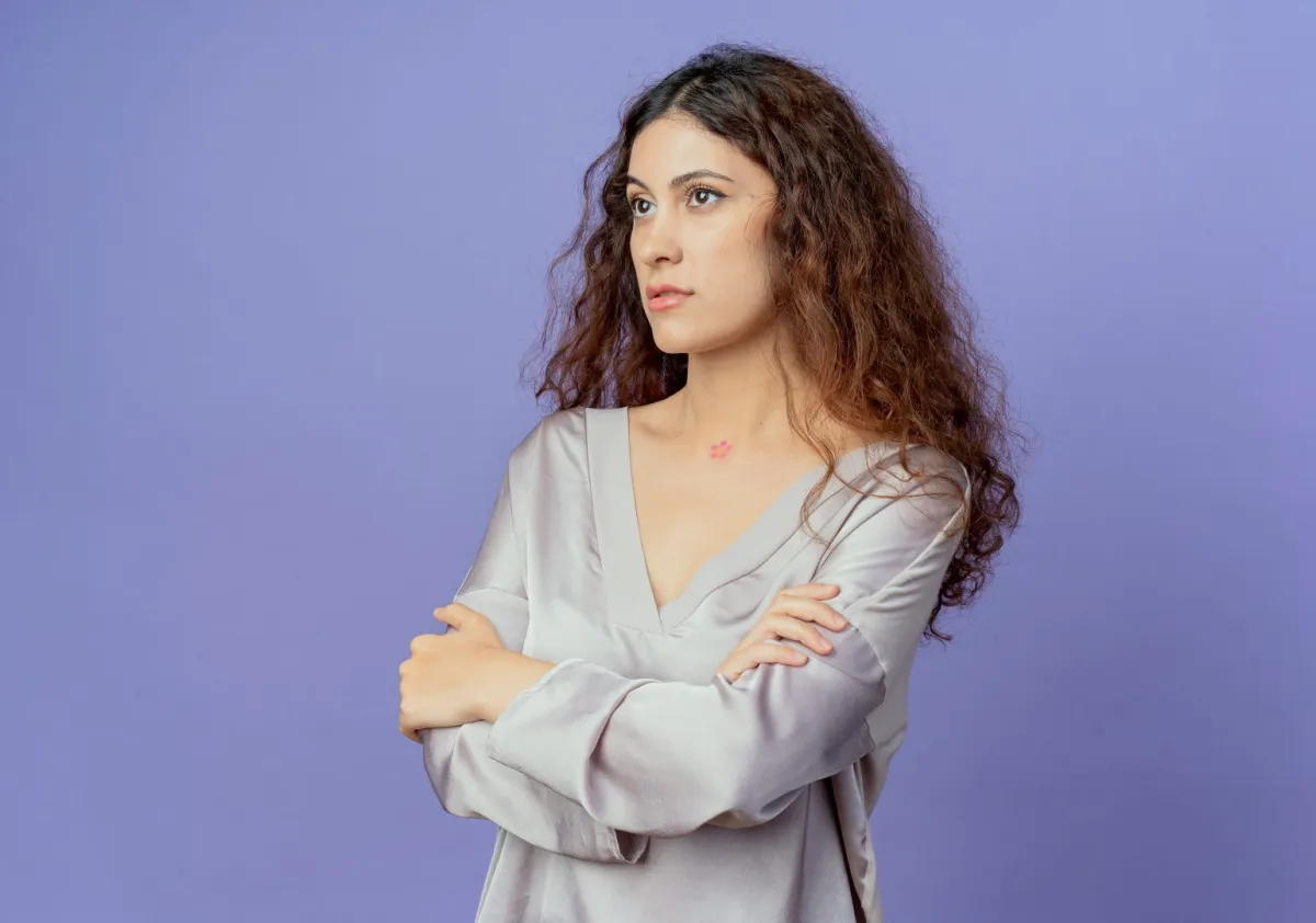  شابة تنظر بترقب تستعد لصد هجومها المتخيل من قبل الآخرين   