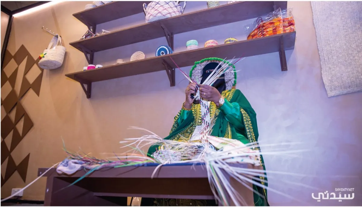 سيدة سعودية تستخدم الخوص في صناعة حرف تراثية