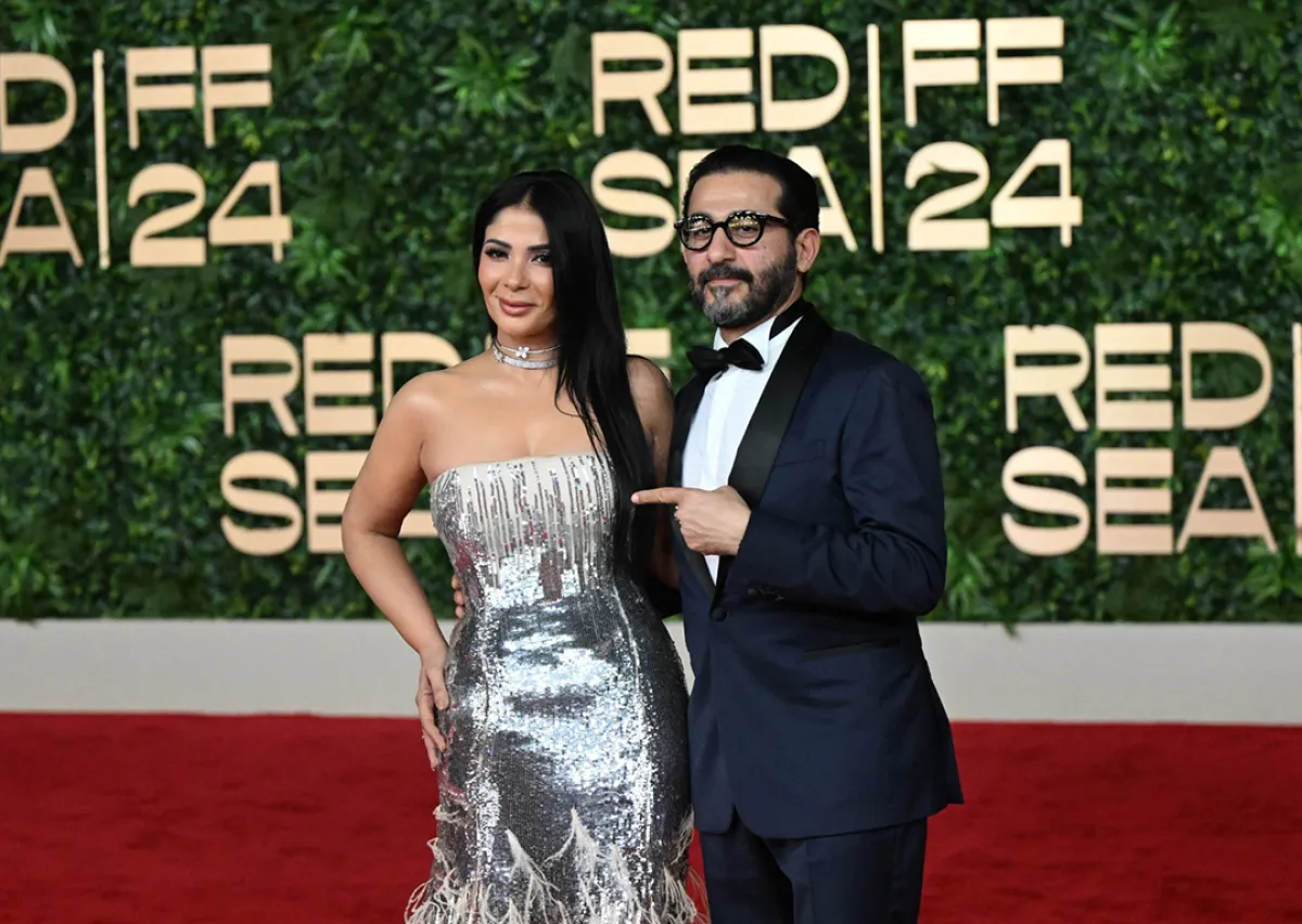 الفنانة منى زكي وزوجها الفنان أحمد حلمي على السجادة الحمراء لمهرجان البحر الأحمر السينمائي 2024- الصورة خاصة لـ سيدتي تصوير: بشير صالح