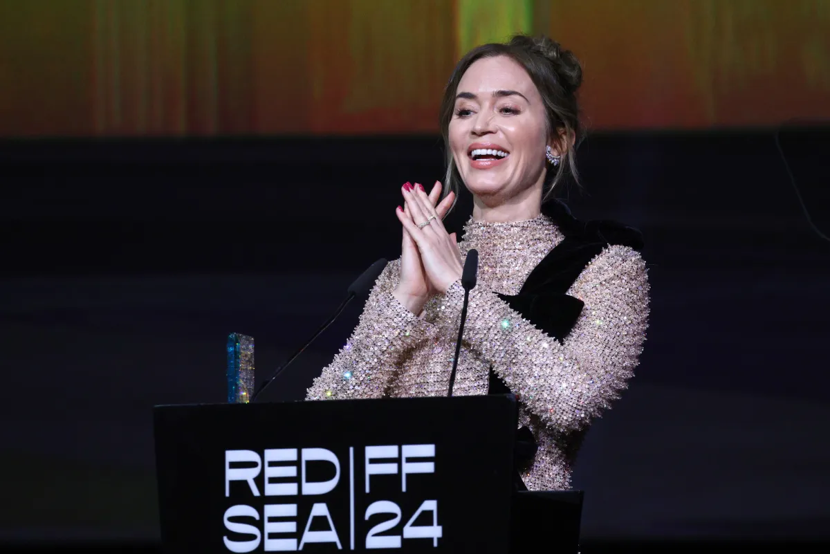 إيميلي بلانت في حفل افتتاح مهرجان البحر الأحمر السينمائي ( Emily Blunt at the opening ceremony of the Red Sea Film Festival).  صورة خاصة لـ سيدتي- تصوير: ثناء المحمد