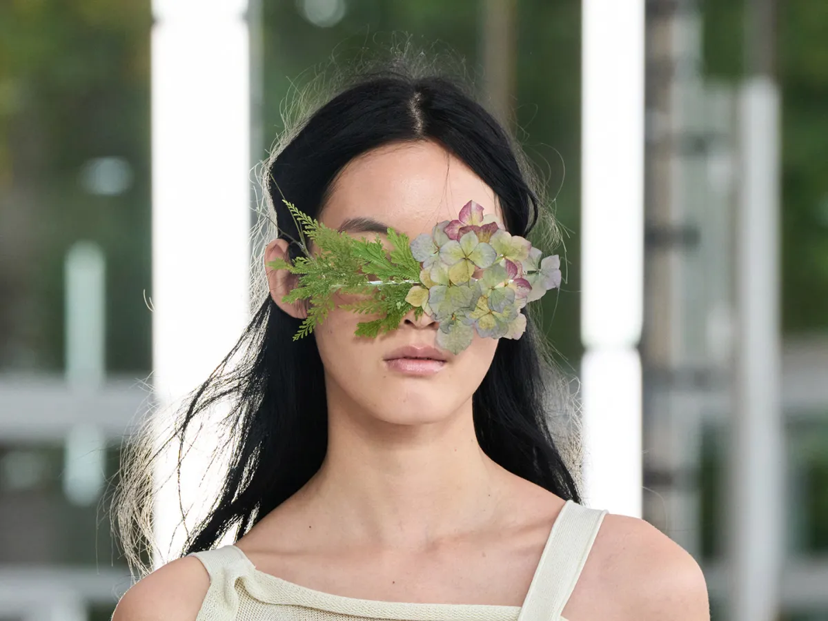 إيسيه مياكي ربيع 2025 Issey Miyake -الصورة  من Launchemtrics/Spotlight@