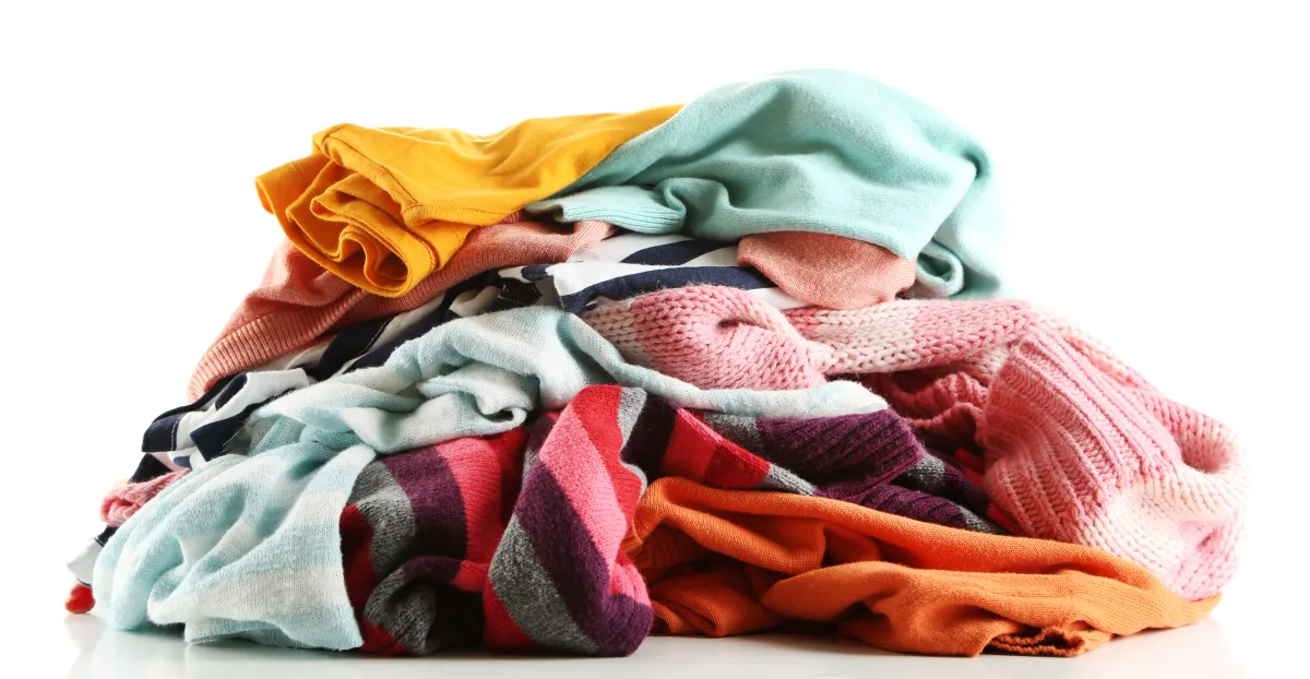 مجموعة من الملابس التي تحتاج إلى التنظيف