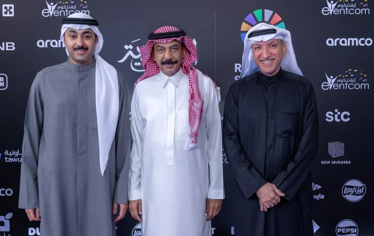 عبادي الجوهر يتوسط سالم الهندي وأحمد سالم الهندي -الصورة من حساب روتانا على الانستغرام