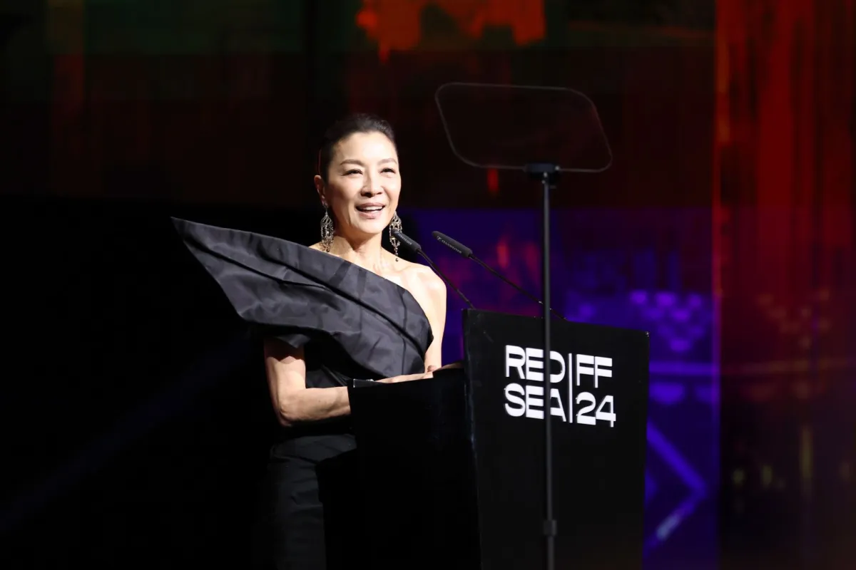 ميشيل يوه خلال حفل افتتاح مهرجان البحر الأحمر السينمائي الدولي 2024 في جدة، المملكة العربية السعودية (Michelle Yeoh during the Opening Ceremony at the Red Sea International Film Festival 2024 in Jeddah, Saudi Arabia). مدصر الصورة: Daniele Venturelli/Getty Images for The Red Sea International Film Festival