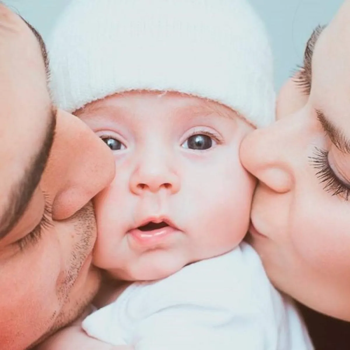 صورة لوالدين وابنهما يتوسطهما