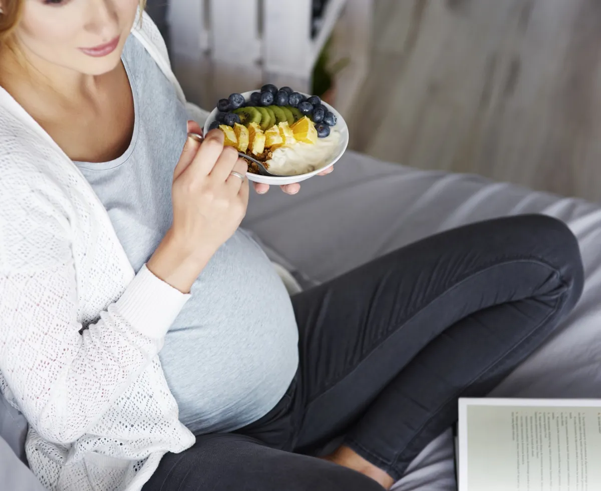 صورة لامرأة حامل تتناول الطعام