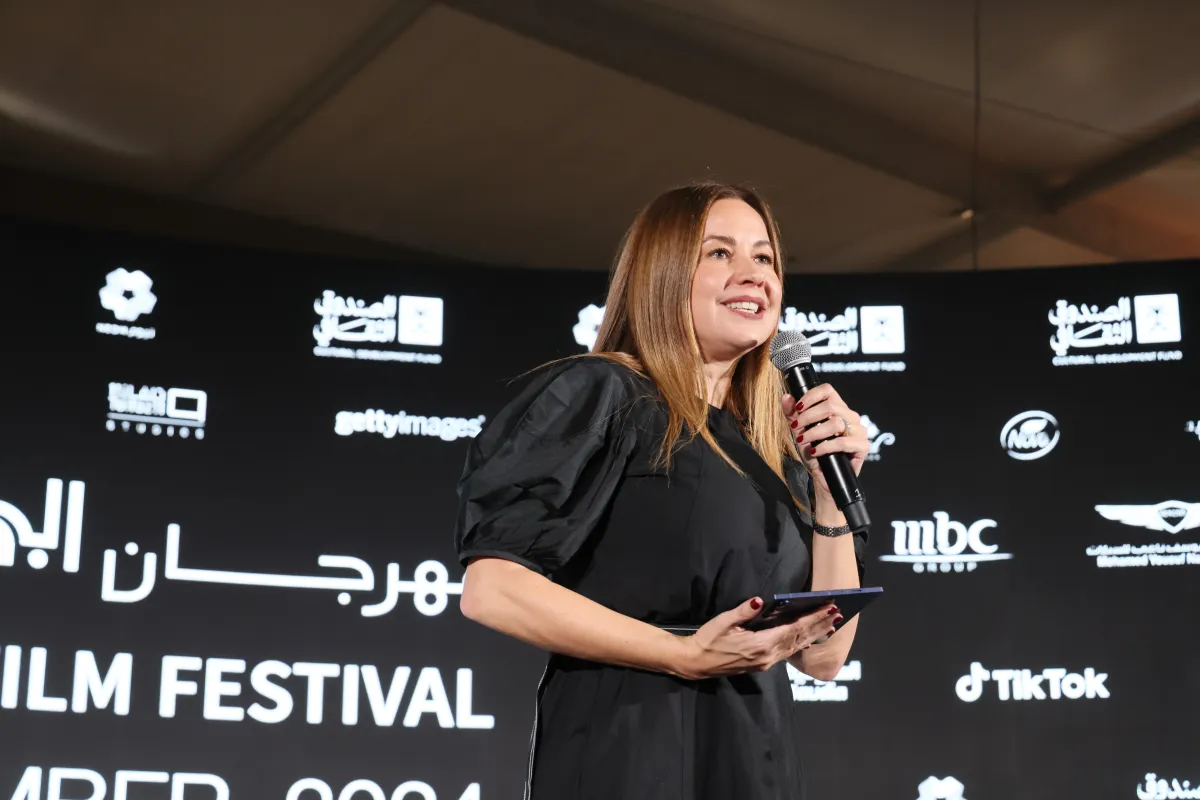   ريا أبي راشد Raya Abirached  تتحدث على خشبة المسرح خلال حوار مع سينتيا إيريفو خلال مهرجان البحر الأحمر السينمائي الدولي 2024 (Photo by Ernesto S. Ruscio/Getty Images for The Red Sea International Film Festival)