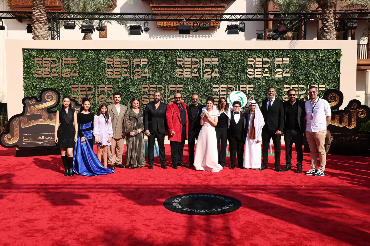  طاقم عمل فيلم سكر 2 يحضرون العرض الأول لفيلم "سكر 2" خلال مهرجان البحر الأحمر السينمائي الدولي 2024 في جدة، المملكة العربية السعودية، The cast of Sukkar 2 attends the "Sukkar 2" gala screening during the Red Sea International Film Festival Saudi Arabia. (Photo by Darren Arthur/Getty Images for The Red Sea International Film Festival)