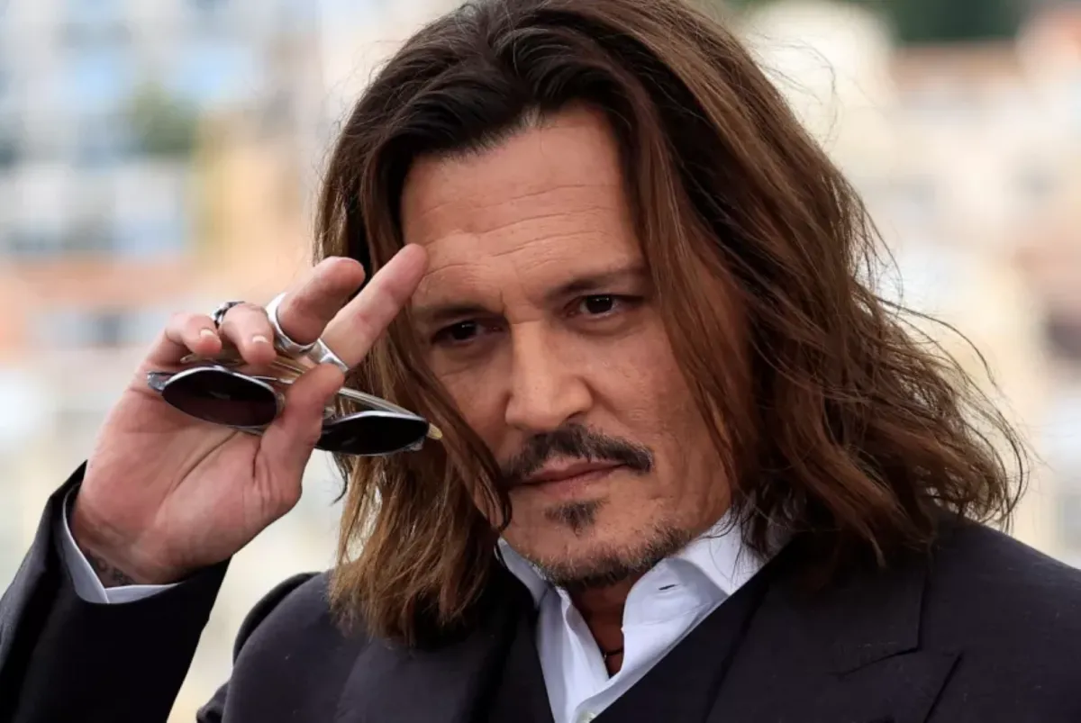 جوني ديب خلال الدورة الـ76 لمهرجان كان السينمائي في مدينة كان جنوب فرنسا (Johnny Depp during the 76th edition of the Cannes Film Festival in Cannes, southern France). مصدر الصورة: Valery HACHE / AFP