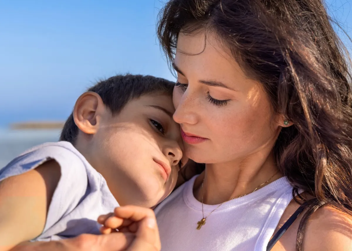 صورة أم تضم ابنها 