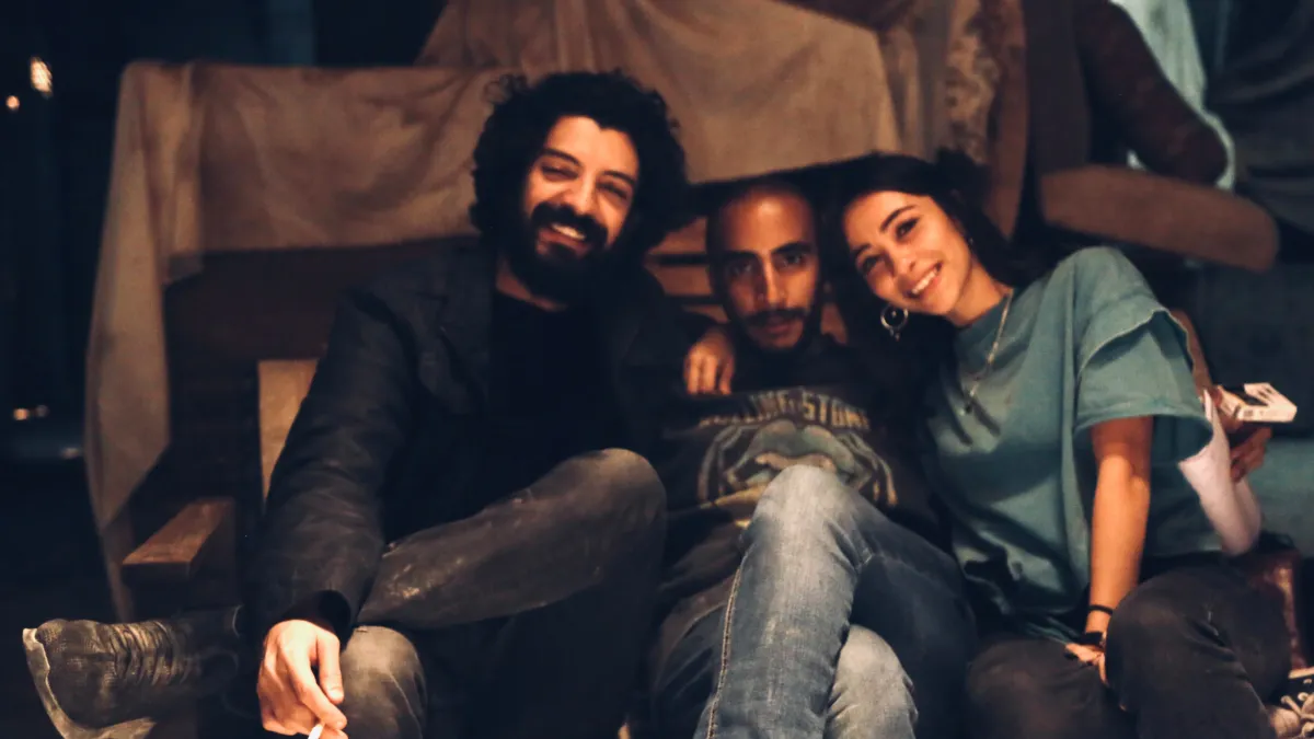 سارة طيبة ويعقوب الفرحان في كواليس فيلم مسألة حياة أو موت - الصورة من المركز الإعلامي للفيلم