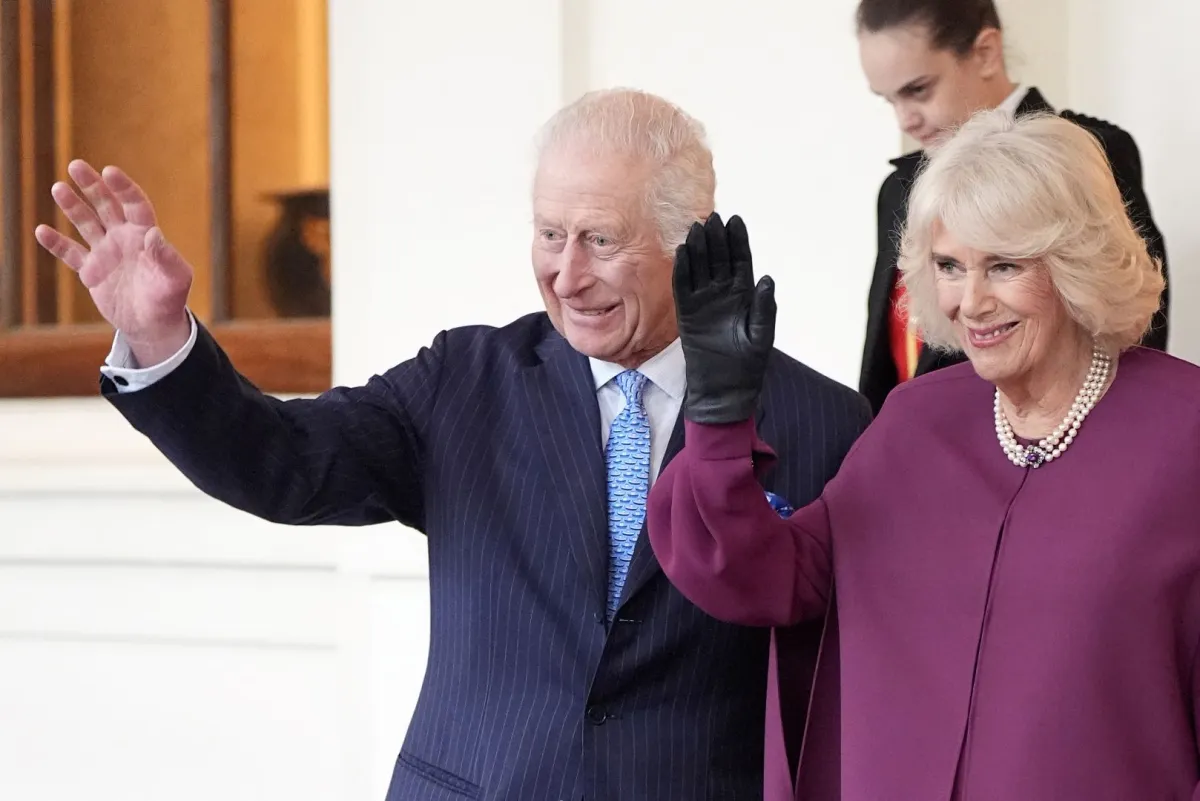 الملك تشارلز والملكة كاميلا في قصر باكنغهام في وسط لندن (King Charles and Queen Camilla at Buckingham Palace in central London). مصدر الصورة: Aaron Chown / POOL / AFP