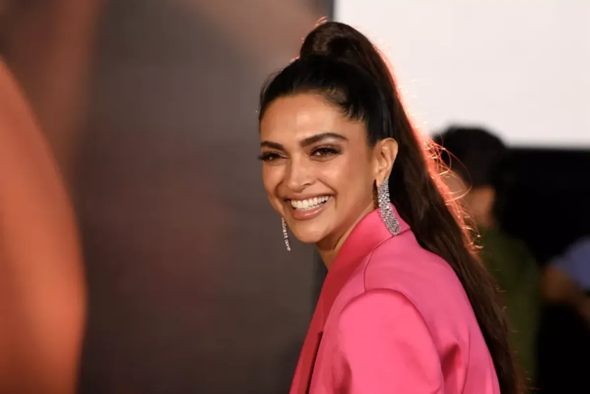 ممثلة بوليوود ديبيكا بادوكون تقف لالتقاط الصور أثناء إطلاق أغنية فيلمها الكوميدي الهندي باللغة الهندية "Cirkus" في مومباي. Bollywood actress Deepika Padukone poses for pictures during the song launch of her  Indian Hindi-language period comedy film ‘Cirkus’ in Mumbai- مصدر الصورة:  SUJIT JAISWAL / AFP