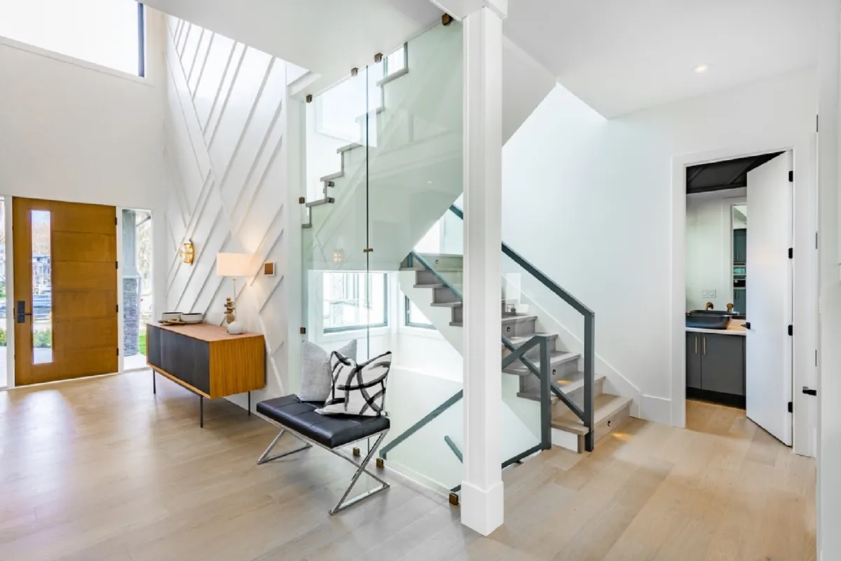 مدخل المنزل مع طاولة كونسول