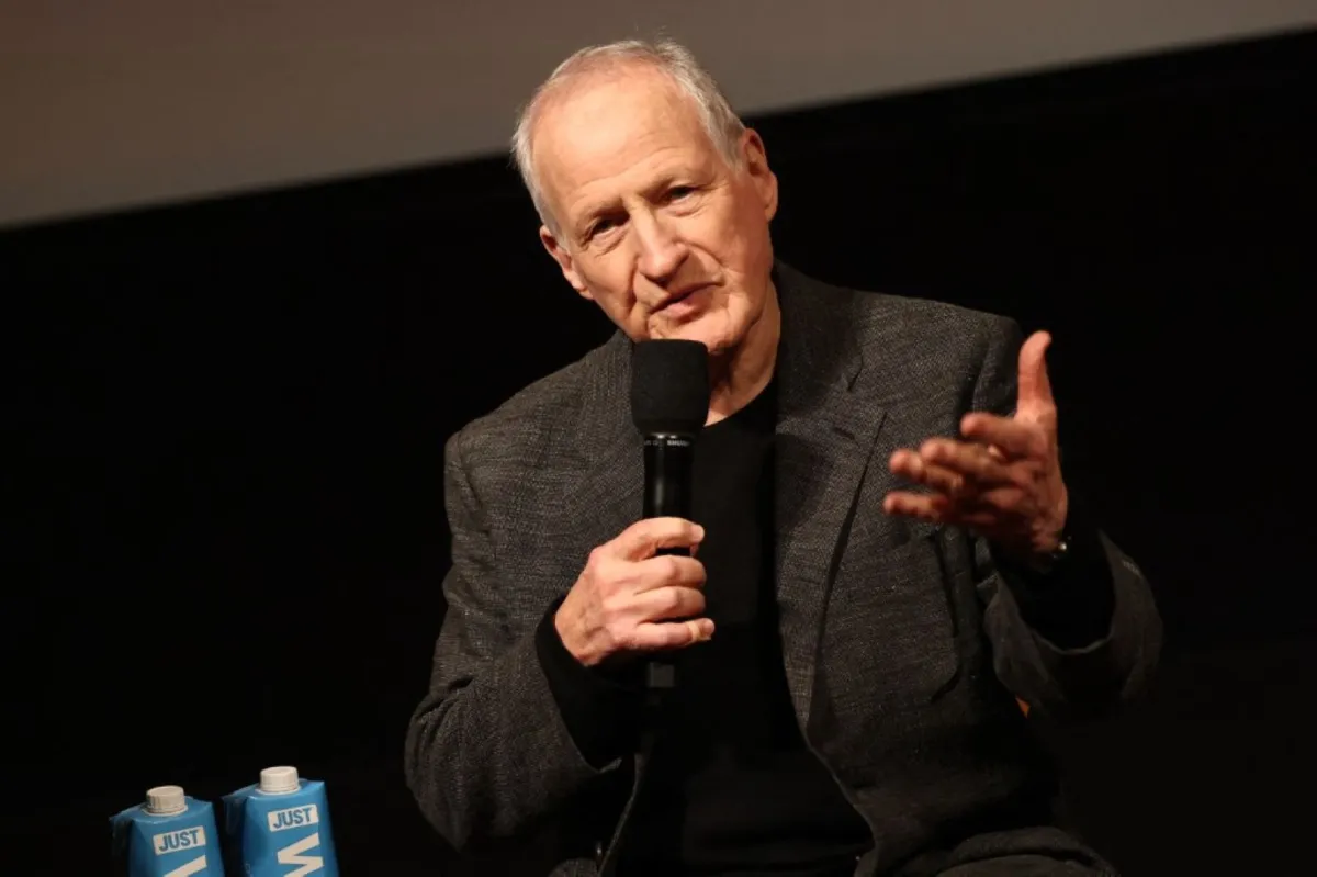 مايكل مان في مسرح لينوود دان في لوس أنجلوس كاليفورنيا (Michael Mann at Linwood Dunn Theater in Los Angeles, California). مصدر الصورة: Tommaso Boddi/Getty Images for NEON/AFP