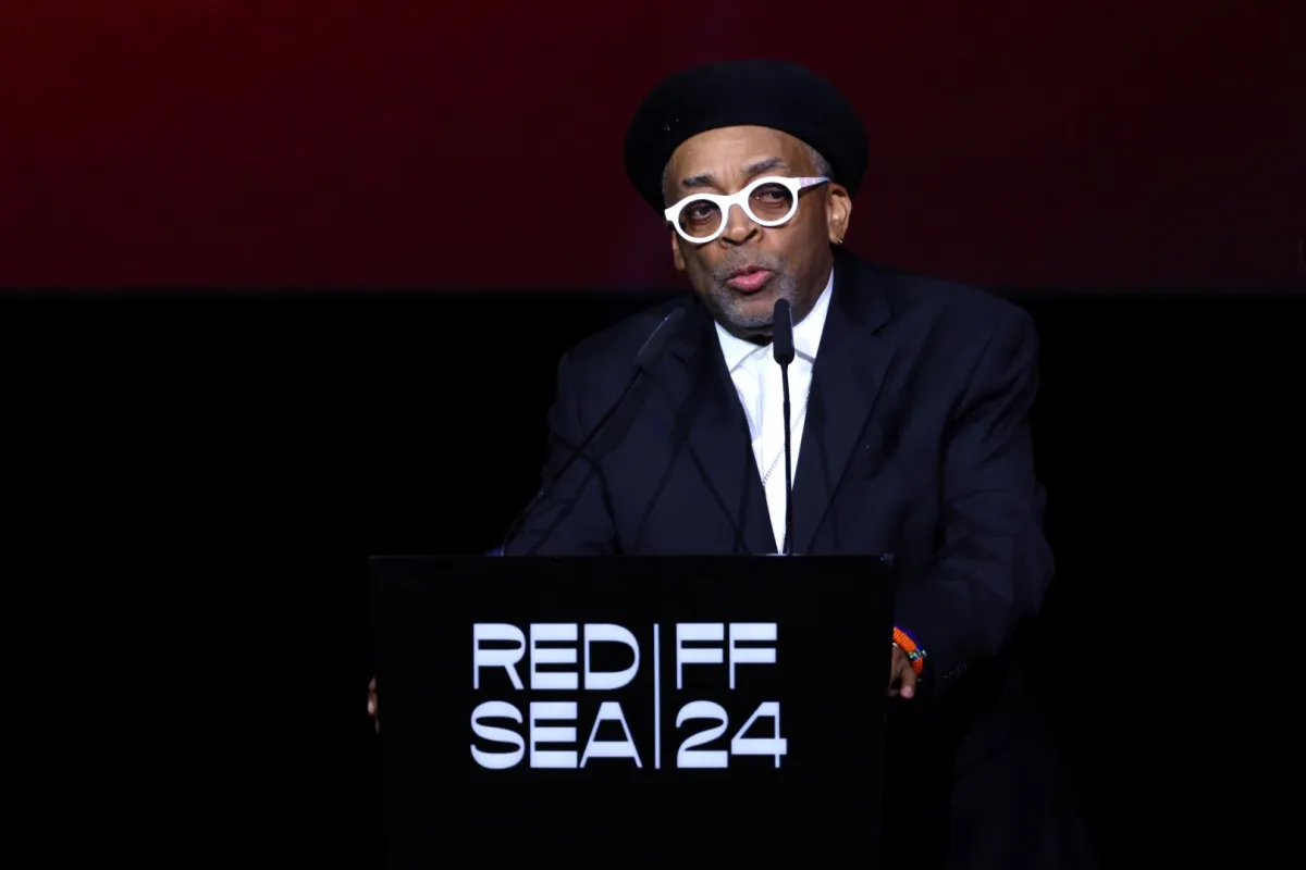 سبايك لي في حفل افتتاح مهرجان البحر الأحمر السينمائي الدولي 2024 في جدة، المملكة العربية السعودية (Spike Lee at the Opening Ceremony at the Red Sea International Film Festival 2024 in Jeddah, Saudi Arabia. Tim P). مصدر الصورة: Whitby/Getty Images for The Red Sea International Film Festival