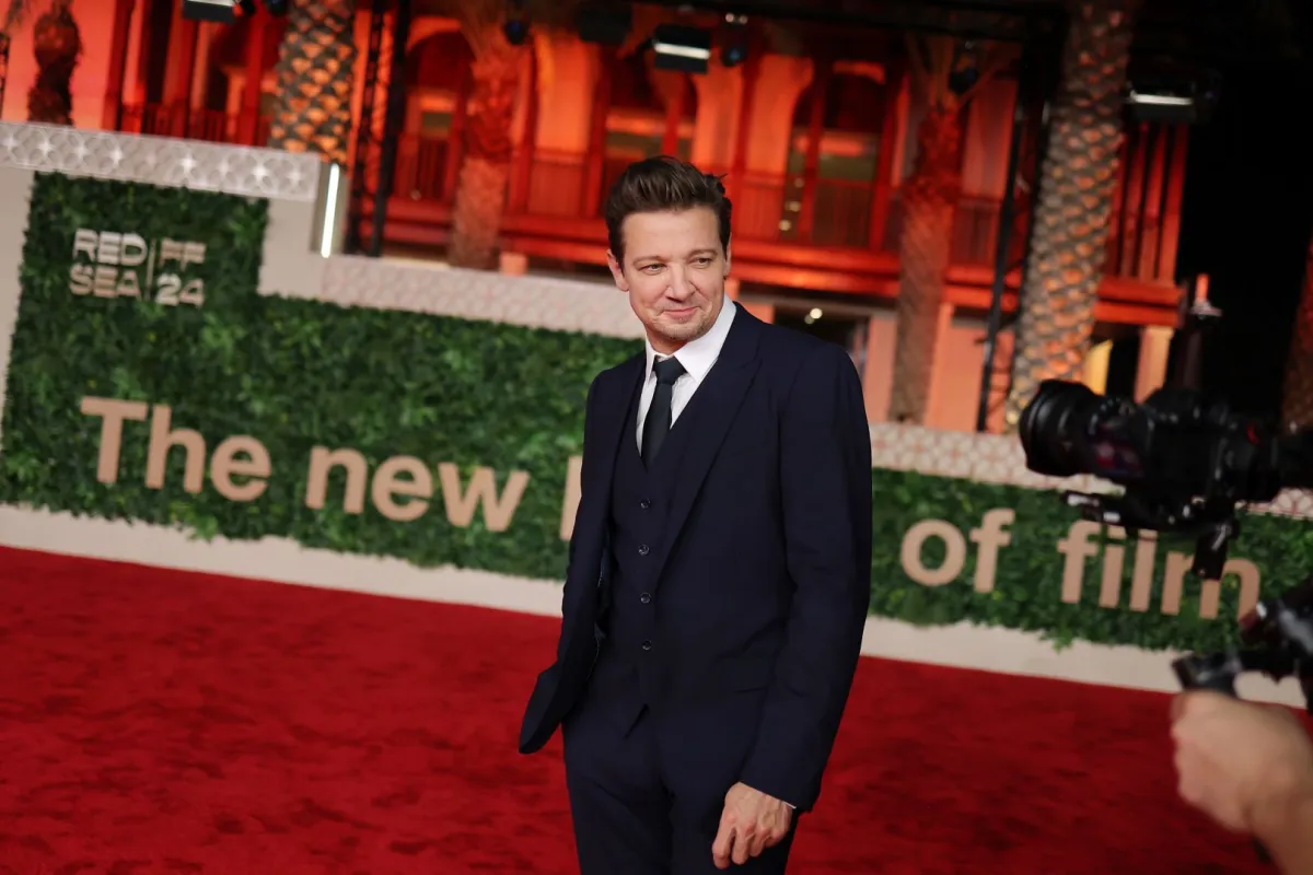 جيريمي رينر في مهرجان البحر الأحمر السينمائي الدولي 2024 في جدة، المملكة العربية السعودية (Jeremy Renner at the Red Sea International Film Festival 2024 in Jeddah, Saudi Arabia). مصدر الصورة: Ernesto S. Ruscio/Getty Images for The Red Sea International Film Festival