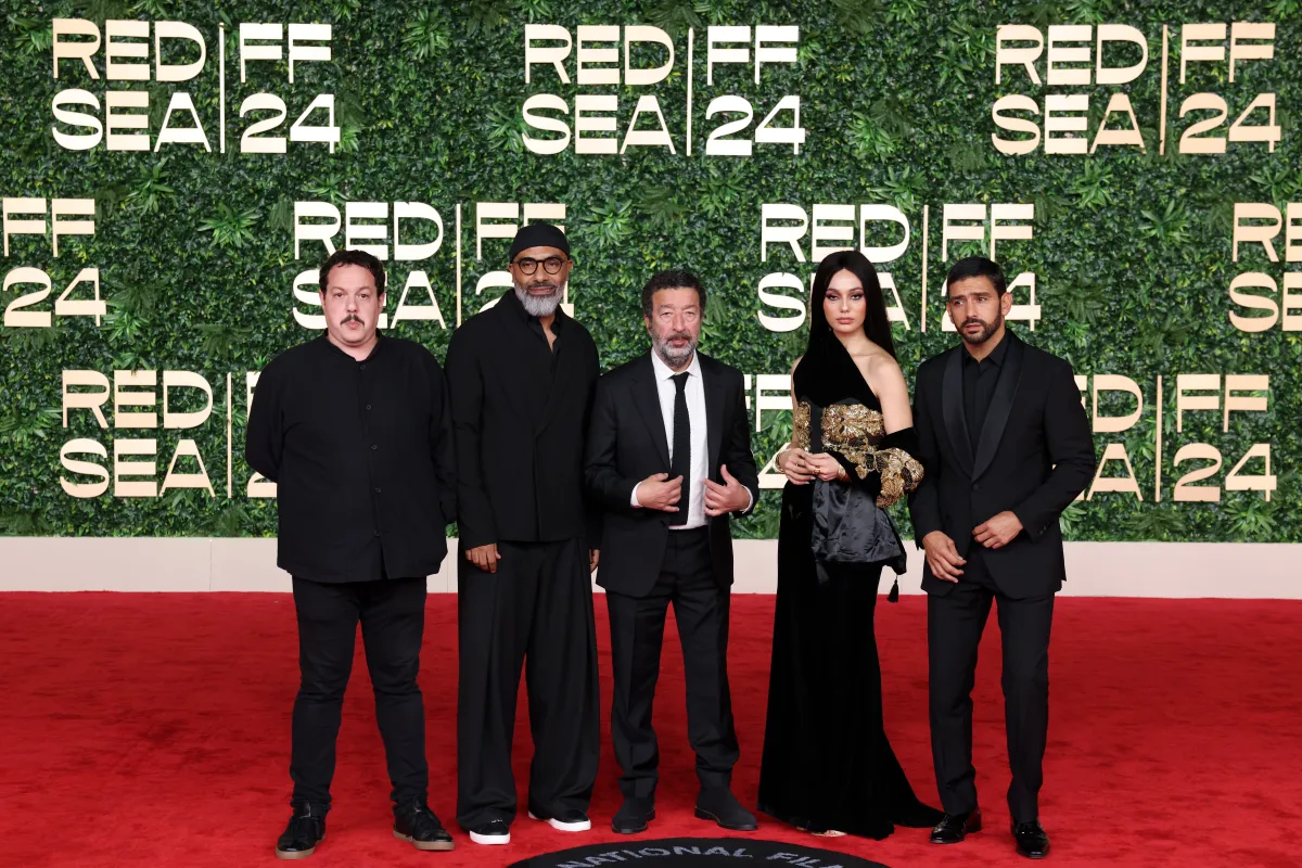 صناع الفيلم الجزائري بين وبين - مصدر الصورة: (Photo by Darren Arthur/Getty Images for The Red Sea International Film Festival)