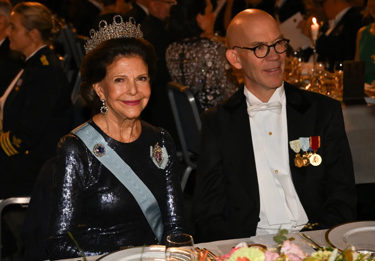 الملكة سيلفيا ترتدي تاج ليختنبرغ المرصع بالياقوت الأزرق 