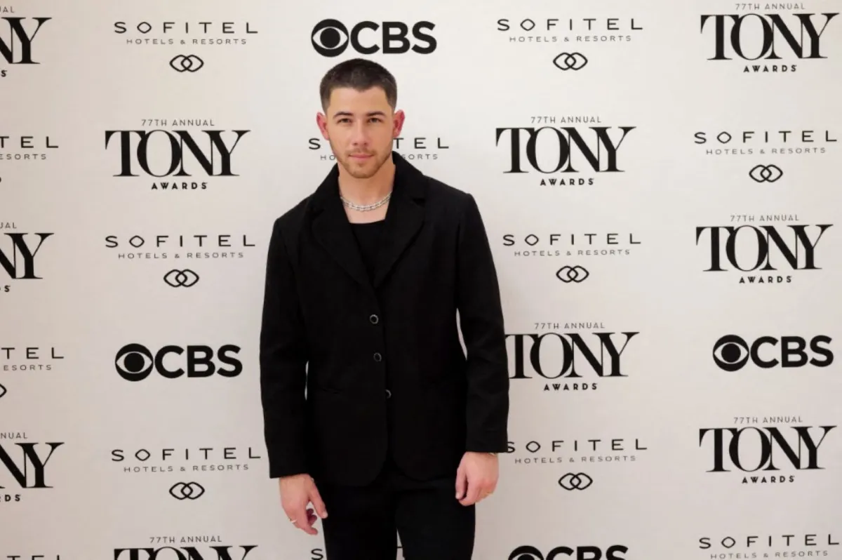 نيك جوناس في مسرح ديفيد إتش كوش في مركز لينكولن في مدينة نيويورك (Nick Jonas at David H. Koch Theater at Lincoln Center in New York City). مصدر الصورة: Craig Barritt/Getty Images for Tony Award Productions/AFP