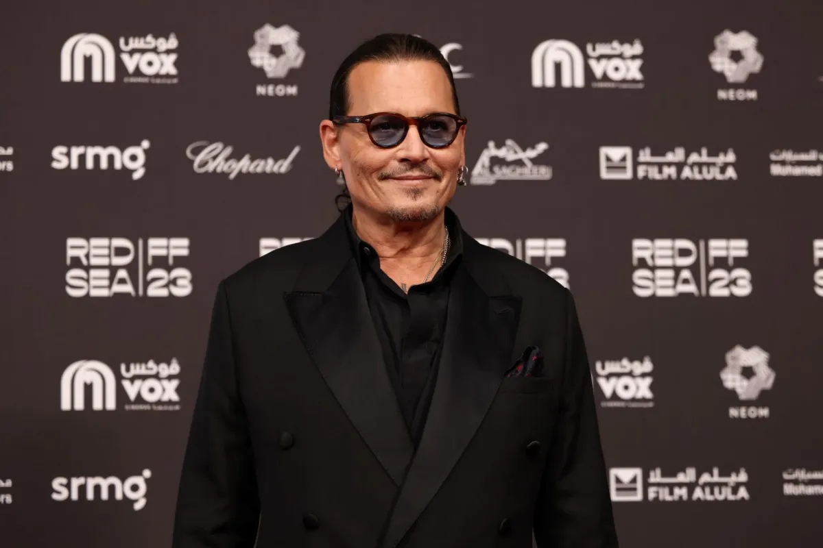 جوني ديب في مهرجان البحر الأحمر السينمائي الدولي 2023 في جدة، المملكة العربية السعودية (Johnny Depp at the Red Sea International Film Festival 2023 in Jeddah, Saudi Arabia). مصدر الصورة: Tim P. Whitby/Getty Images for The Red Sea International Film Festival