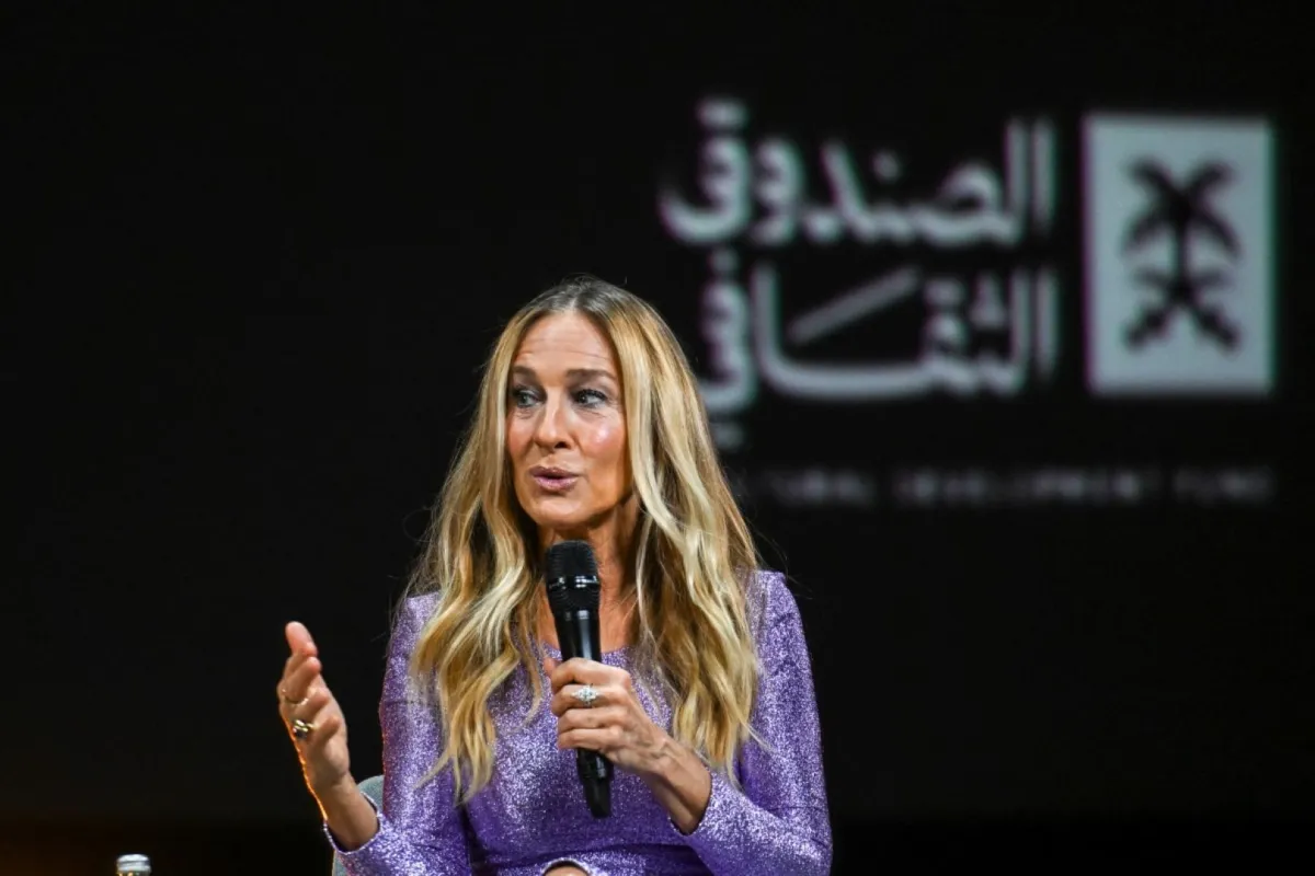 سارة جيسيكا باركر في الدورة الرابعة من مهرجان البحر الأحمر السينمائي في جدة (Sarah Jessica Parker at the 4th edition of the Red Sea Film Festival in Jeddah). مصدر الصورة: Ammar ABD RABBO / Factstory for the Red Sea International Festival (RSFF) / AFP