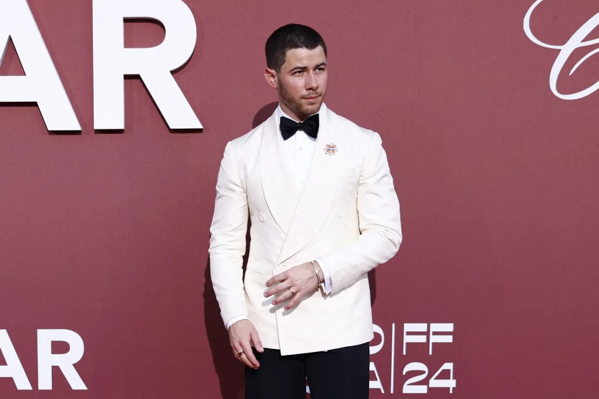 نيك جوناس في أمفار على هامش الدورة السابعة والسبعين لمهرجان كان السينمائي 2024.( Nick Jonas at amfAR on the sidelines of the 77th Cannes Film Festival 2024 ). مصدر الصورة: Sameer Al-Doumy / AFP