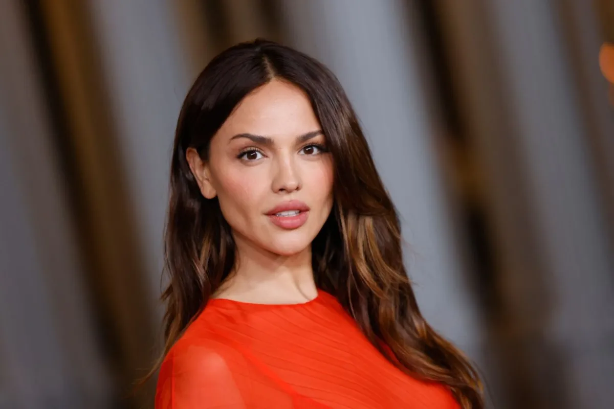 إيزا غونزاليس في متحف مقاطعة لوس أنجلوس للفنون (LACMA) في لوس أنجلوس، كاليفورنيا (Eiza Gonzalez at the Los Angeles County Museum of Art (LACMA) in Los Angeles, California). مصدر الصورة: Etienne LAURENT / AFP