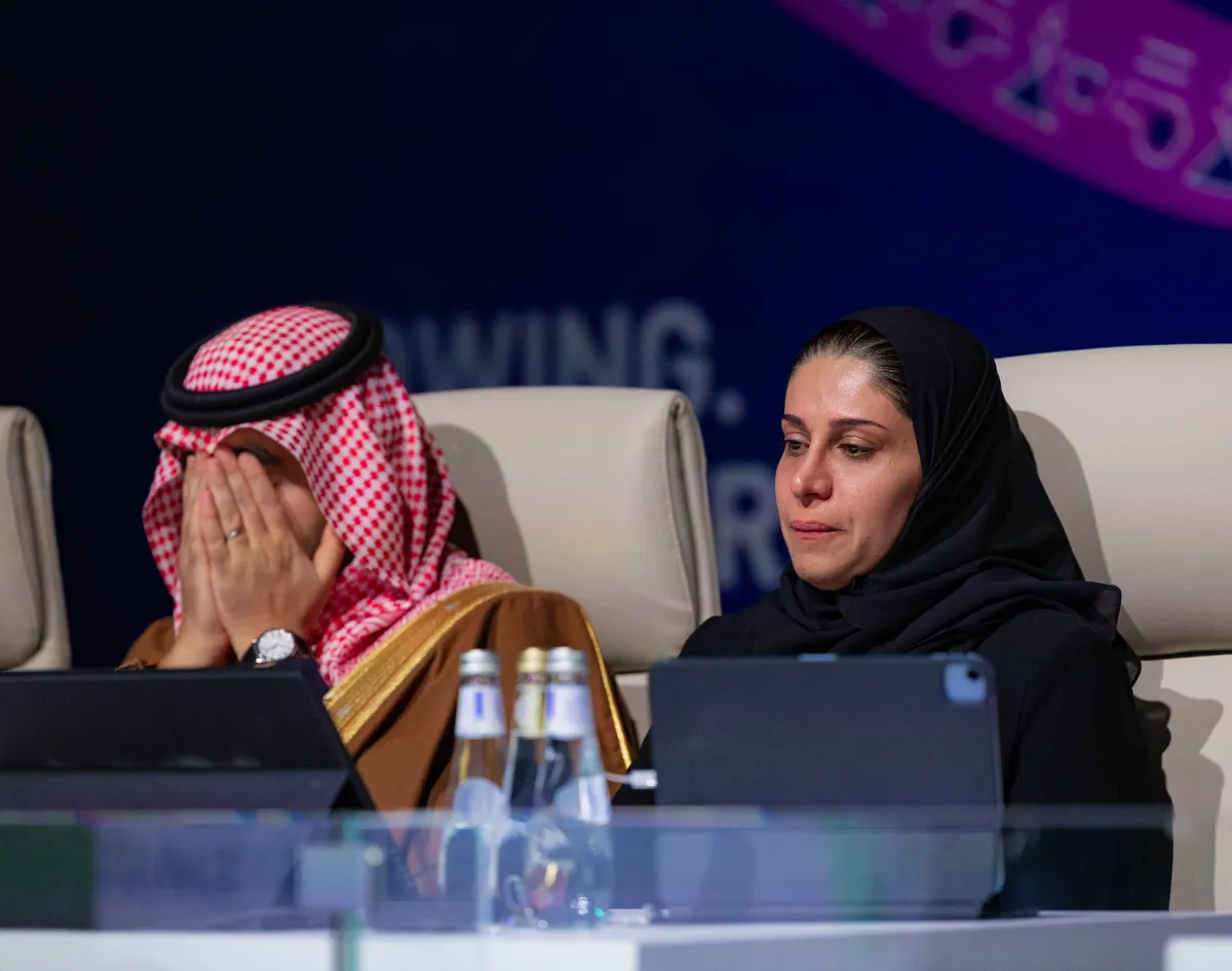 دموع الفرح بعد الفوز باستضافة كأس العالم 2034 من أضواء العريفي مساعد الوزير لشؤون الرياضة - الصورة من الإخبارية