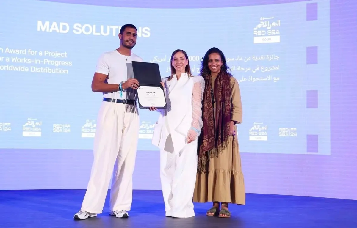 فاطمة البنوي وجائزتها في سوق مهرجان البحر الأحمر - مصدر الصورة: Ernesto S. Ruscio/Getty Images for The Red Sea International Film Festival