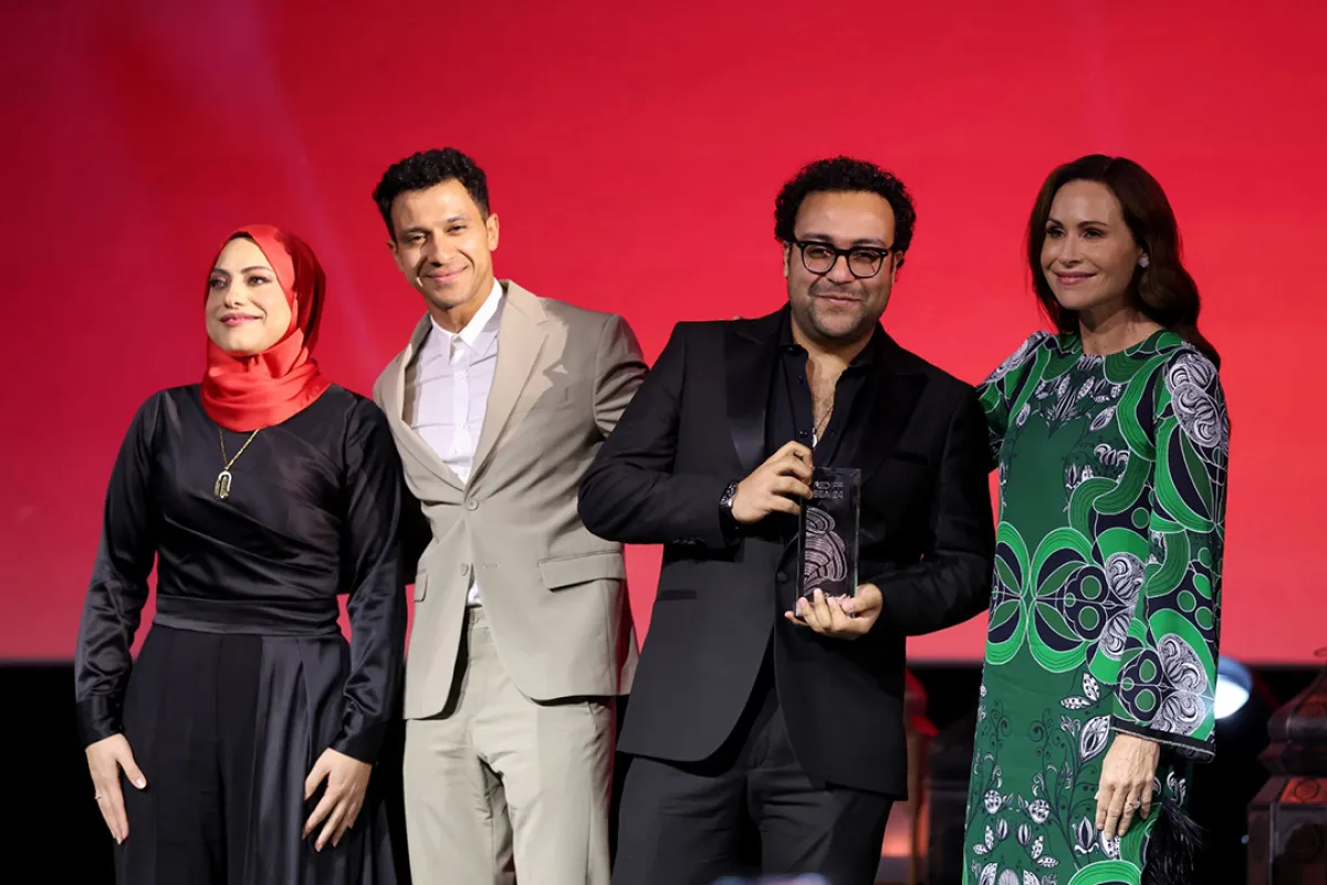 المخرج خالد منصور يتسلم جائزة لجنة تحكيم اليسر عن فيلم (البحث عن منفذ لخروج السيد رامبو) بمهرجان البحر الأحمر السينمائي الدولي 2024- مصدر الصورة: Daniele Venturelli/Getty Images for The Red Sea International Film Festival