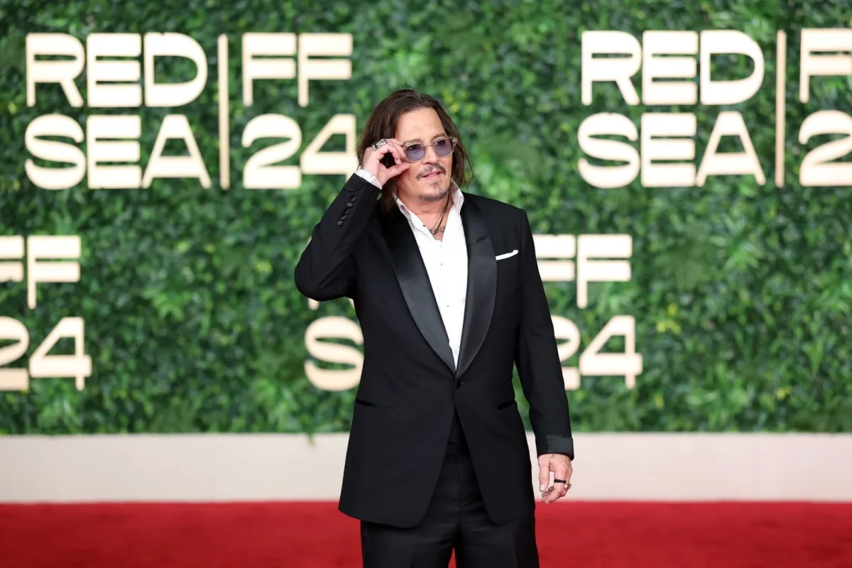 جوني ديب في مهرجان البحر الأحمر السينمائي الدولي 2024 في جدة، المملكة العربية السعودية (Johnny Depp at the Red Sea International Film Festival 2024 in Jeddah, Saudi Arabia). مصدر الصورة: Daniele Venturelli/Getty Images for The Red Sea International Film Festival