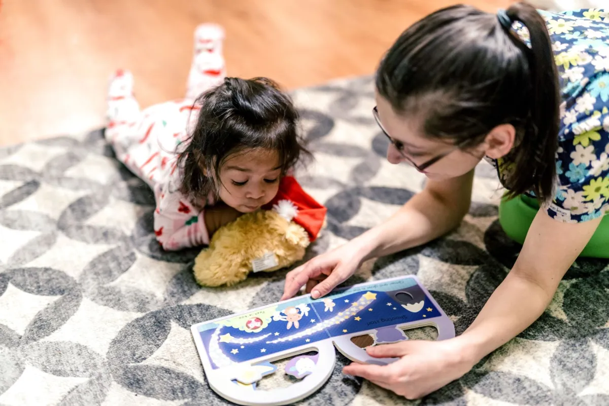 صورة أم تقرأ القصص