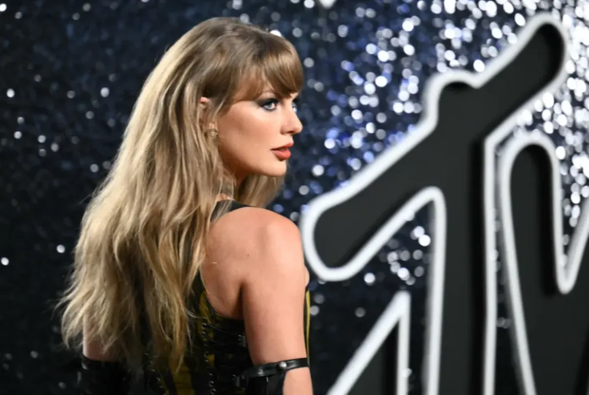 تايلور سويفت في حفل توزيع جوائز MTV ( Taylor Swift at the MTV Video Music Awards in 2024). مصدر الصورة: ANGELA WEISS / AFP