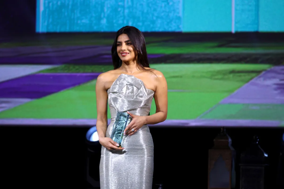 بريانكا تشوبرا جوناس في حفل توزيع جوائز اليسر - مهرجان البحر الأحمر السينمائي الدولي 2024 في جدة، المملكة العربية السعودية (Priyanka Chopra Jonas at the Yusr Awards Ceremony - Red Sea International Film Festival 2024 in Jeddah, Saudi Arabia). مصدر الصورة: Tim P. Whitby/Getty Images for The Red Sea International Film Festival