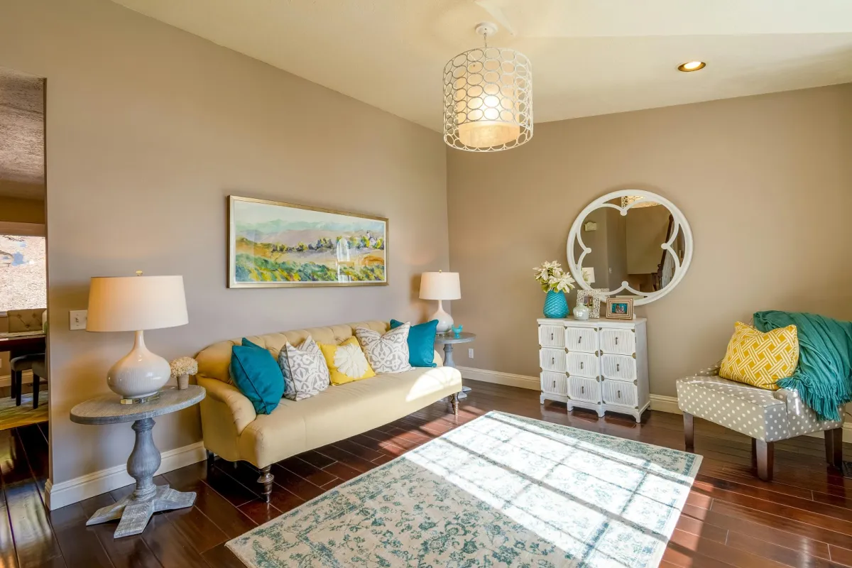 غرفة معيشة مؤثثة بقطع أثاث وديكور ذات ألوان زاهية