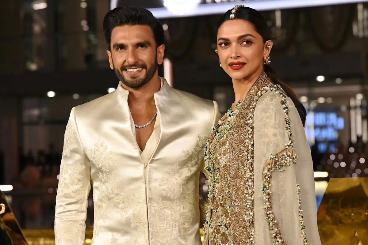 رانفير سينغ وديبيكا بادوكون في مركز جيو العالمي (JWC) في مومباي (Ranveer Singh and Deepika Padukone at the Jio World Centre (JWC) in Mumbai). مصدر الصورة: SUJIT JAISWAL / AFP