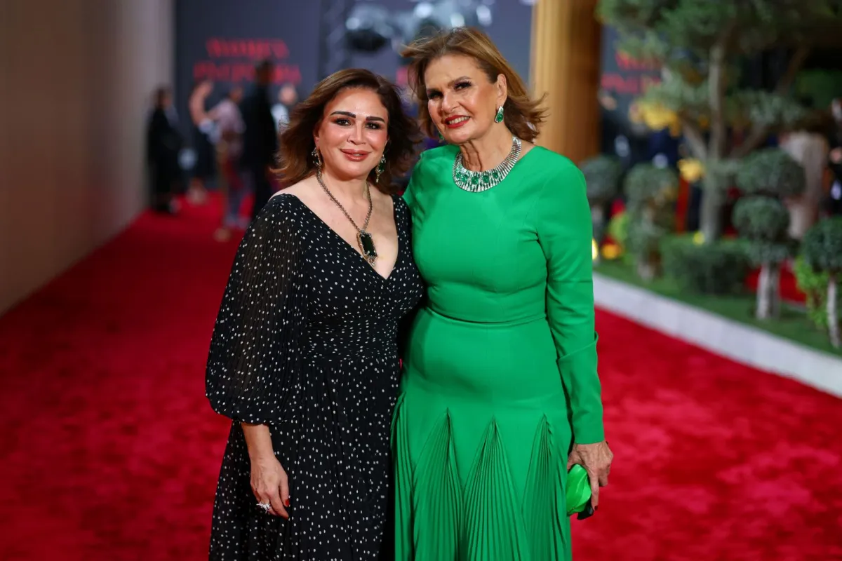 يسرا مع إلهام شاهين بمهرجان البحر الأحمر السينمائي - مصدر الصورة Photo by Tim P. Whitby / Getty Images for The Red Sea International Film Festival