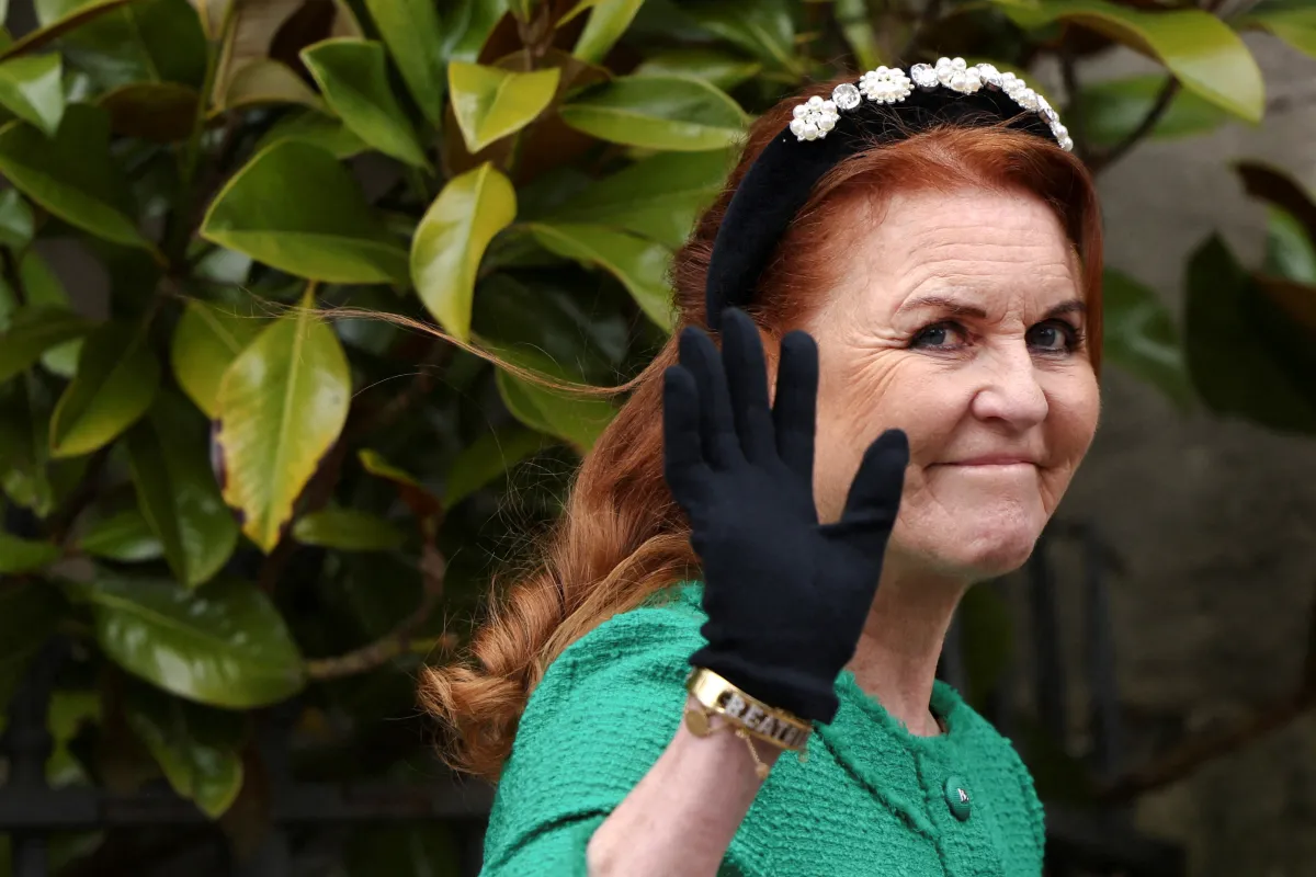 سارة فيرغسون في قلعة وندسور بعد حضور قداس يوم الفصح ( Sarah Ferguson at Windsor Castle after attending Easter Sunday Mass). مصدر الصورة: Photo by Hollie Adams / POOL / AFP