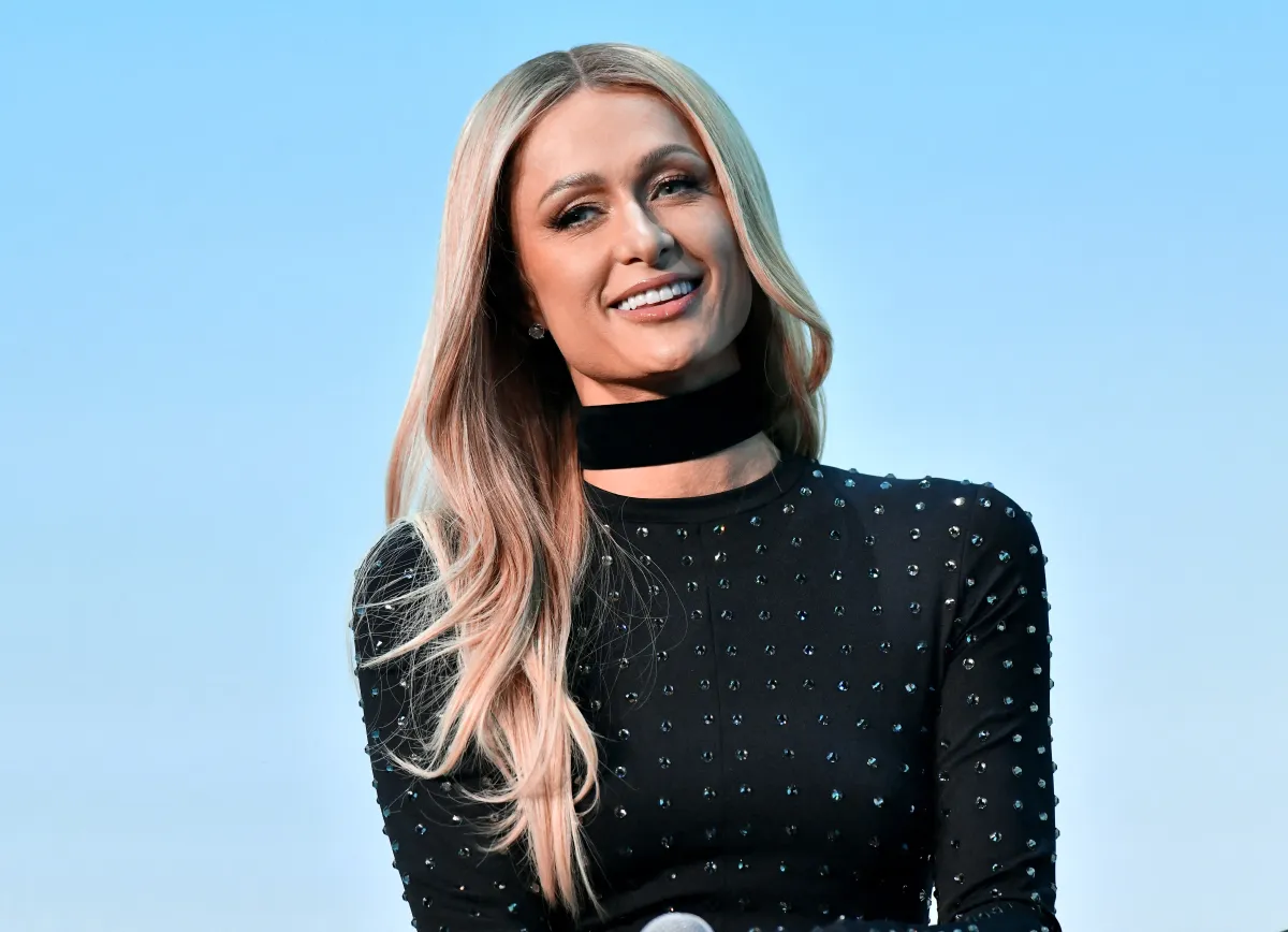 باريس هيلتون خلال مهرجان Vulture لمجلة نيويورك في لوس أنجلوس ( Paris Hilton during New York Magazine's Vulture Festival in Los Angeles ). مصدر الصورة: Jerod Harris / GETTY IMAGES NORTH AMERICA / Getty Images via AFP
