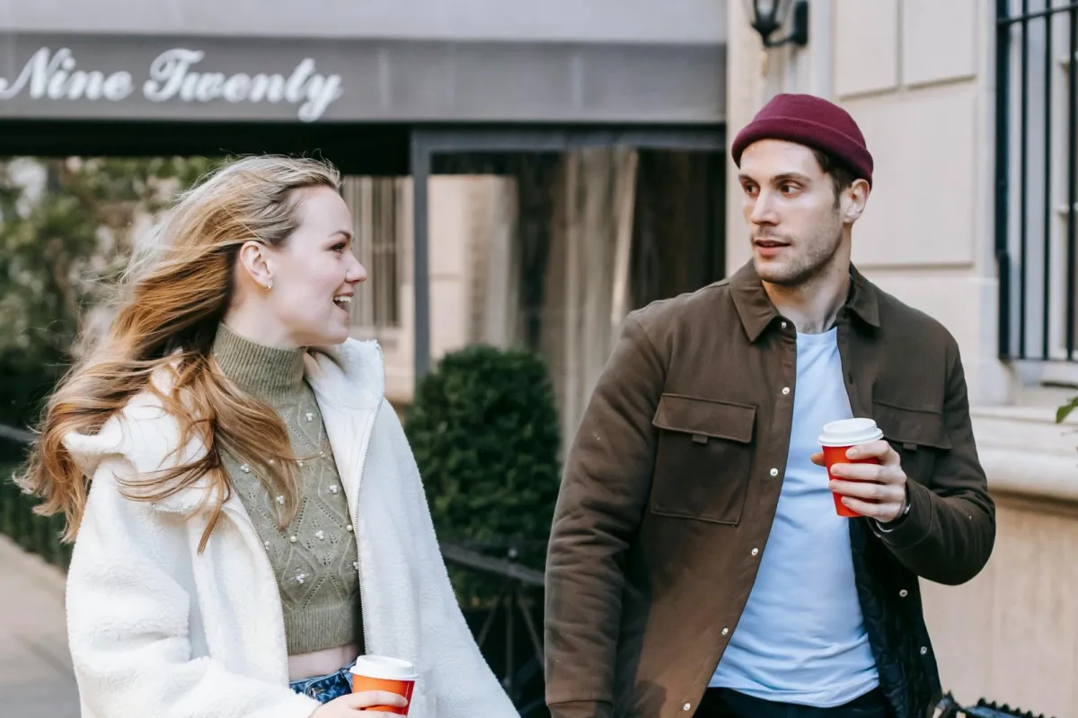 زوجان يتحدثان ويحتسيان القهوة