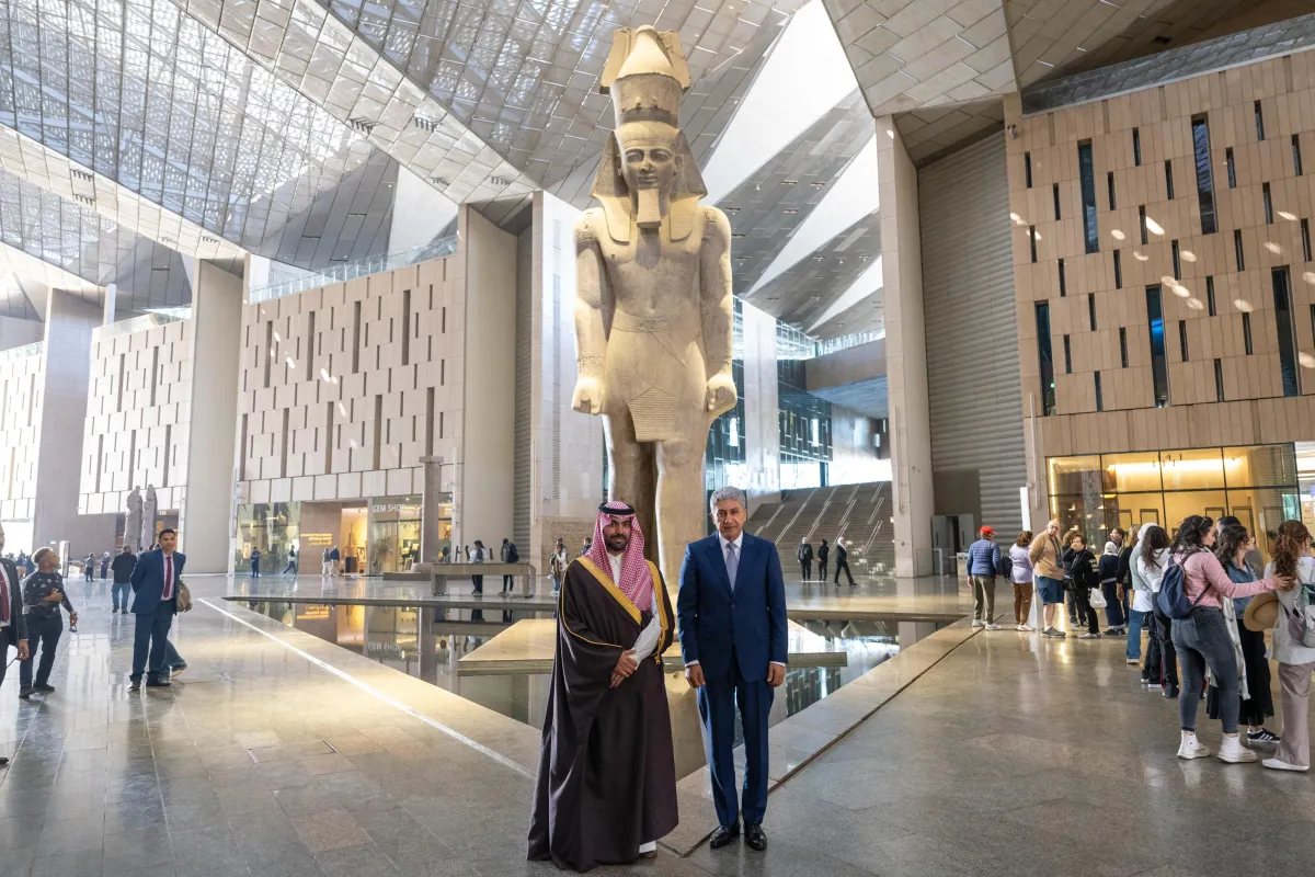 صورة تجمع بين الأمير بدر بن عبدالله بن فرحان آل سعود، وزير الثقافة السعودي ووزير السياحة والآثار بجمهورية مصر العربية شريف فتحي بالمتحف المصري الكبير - الصورة من حساب وزير الثقافة على إكس
