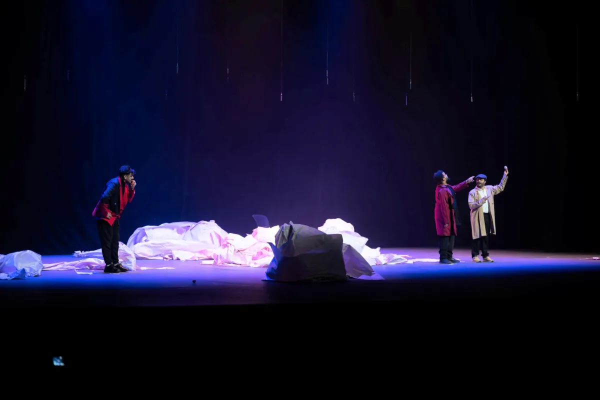 لقطات للمسرحية التي عرضت بأول يوم- الصورة من المركز الاعلامي لمهرجان الرياض للمسرح