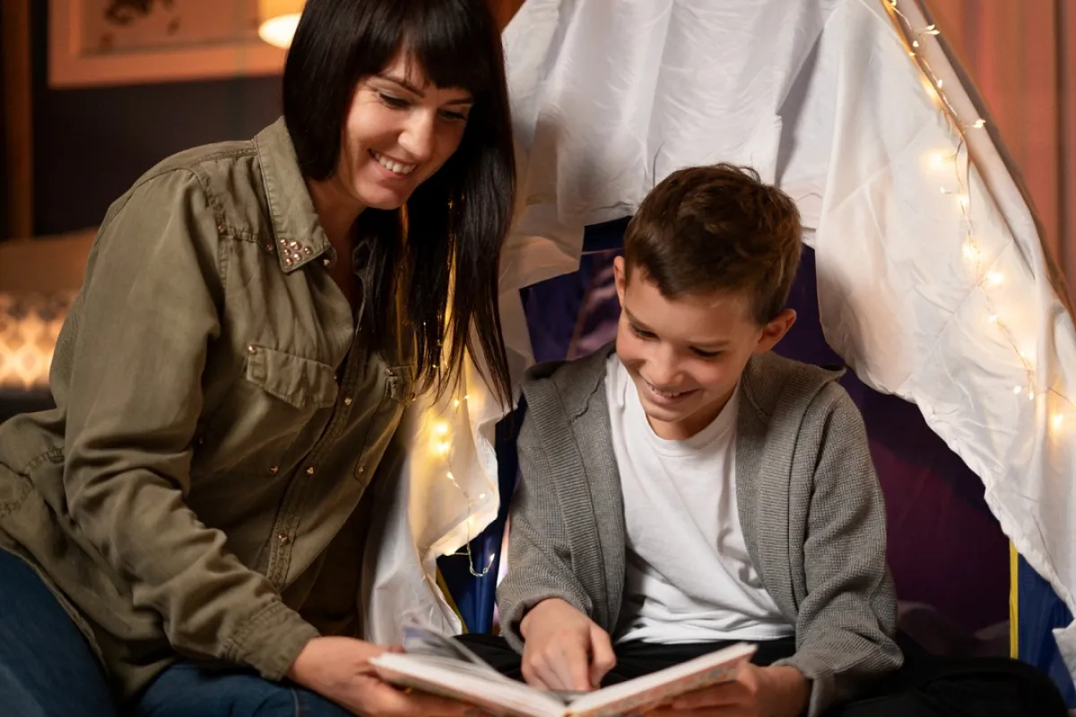 صورة لأم تحكي قصة لطفلها