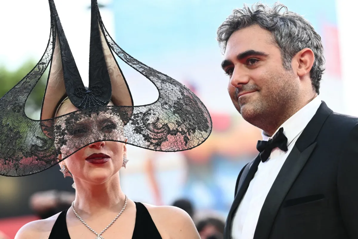 ليدي غاغا ومايكل بولانسكي في مهرجان فينيسيا السينمائي 2024 (  Lady Gaga and Michael Polansky at the Venice Film Festival). مصدر الصورة: Marco BERTORELLO / AFP