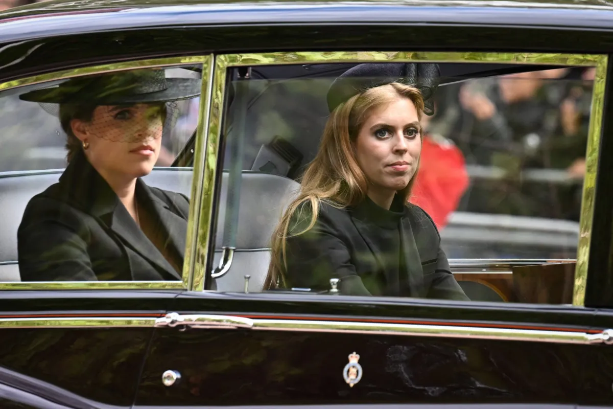 الأميرة يوجيني والأميرة بياتريس Princess Eugenie and Princess Beatrice في جنازة الملكة إليزابيث (مصدر الصورة: Paul ELLIS / POOL / AFP)