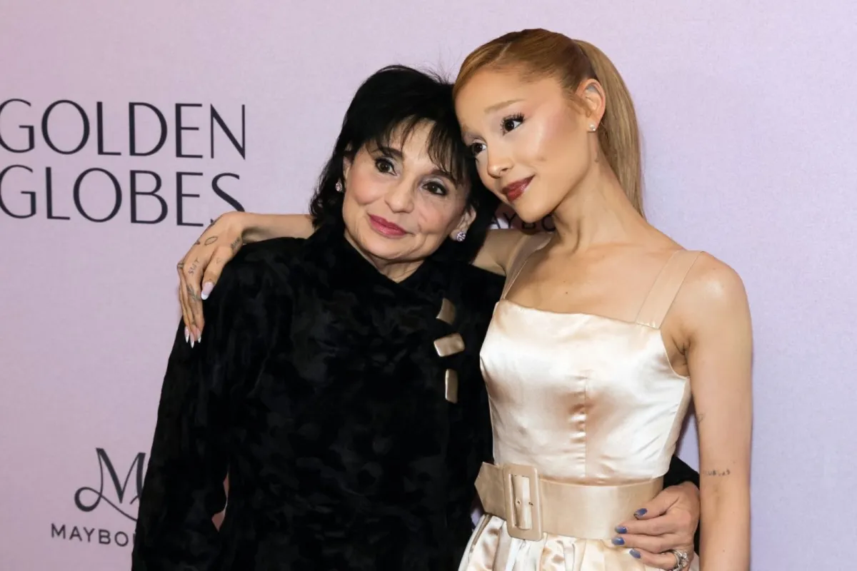 أريانا غراندي بصحبة والدتها بحفل غذاء غولدن غلوب - Joan Grande and Ariana Grande attend the Golden Globes - مصدر الصورة: (Photo by KEVIN WINTER / GETTY IMAGES NORTH AMERICA / Getty Images via AFP)