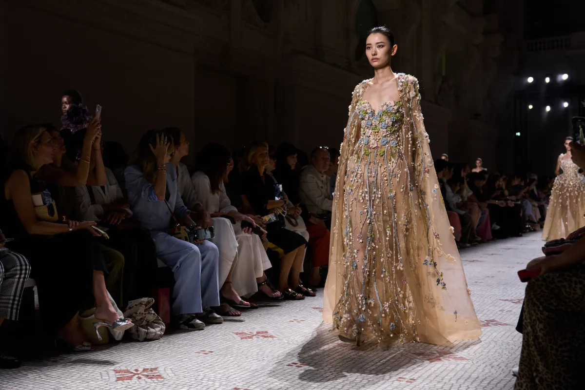 فستان مع كاب من تصميم ايلي صعب - الأزياء الراقية خريف وشتاء 2024 - 2025 - الصورة من مكتب العلاقات العامة للعلامة    