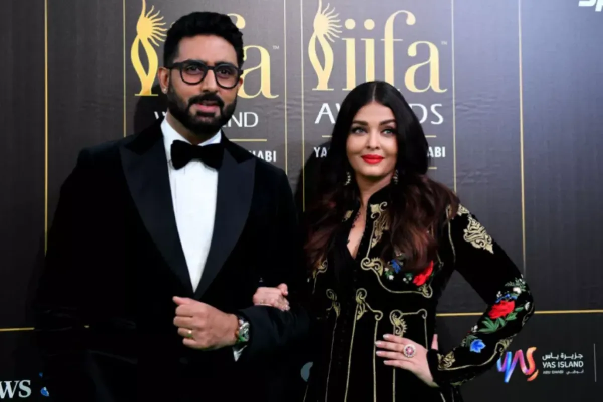أبهشيك باتشان مع زوجته آيشواريا راي باتشان في أبو ظبي (Abhishek Bachchan with wife Aishwarya Rai Bachchan in Abu Dhabi). مصدر الصورة: Ryan LIM / AFP