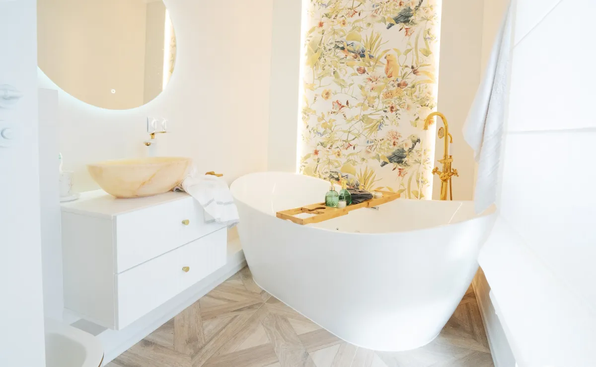 حمام ذو ديكور لافت، مع حضور ورق الجدران